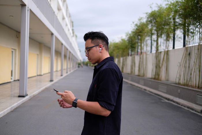 Compare the Galaxy Buds Live noise canceling headphones and the AirPods Pro Picture 8