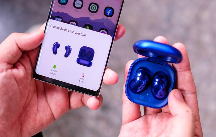 Compare the Galaxy Buds Live noise canceling headphones and the AirPods Pro Picture 9