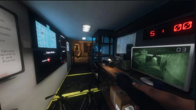 Ghost hunt Halloween season with horror game Phasmophobia Picture 1