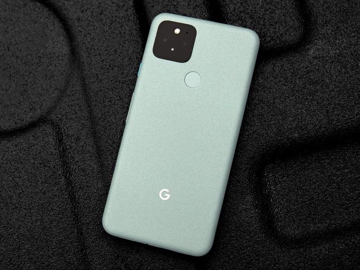 The most compact smartphone worth buying today Picture 4