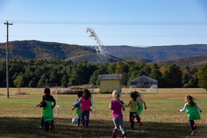 Visit town without cell phones and WiFi Picture 5