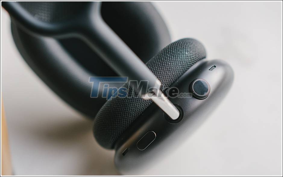 Compare Apple AirPods Max and Sony WH-1000Xm4 Picture 15