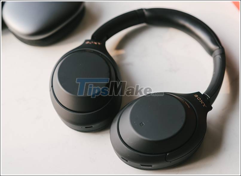 Compare Apple AirPods Max and Sony WH-1000Xm4 Picture 2