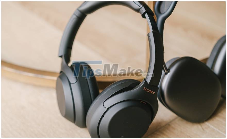 Compare Apple AirPods Max and Sony WH-1000Xm4 Picture 3