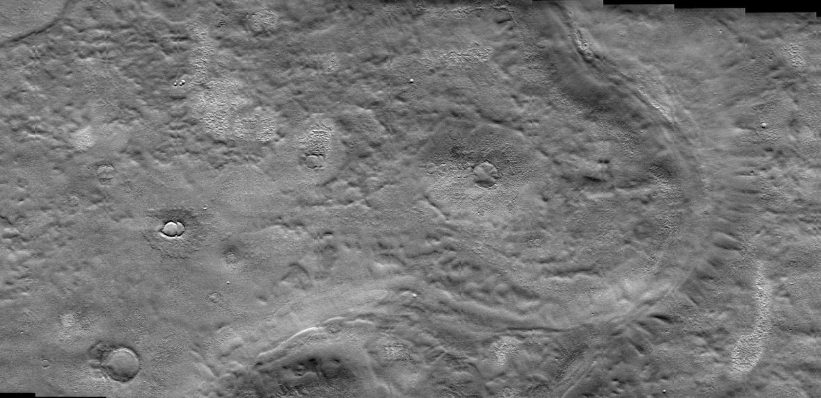 Discovered a potential glacier near the surface of Mars, suitable as a base for future astronauts Picture 1