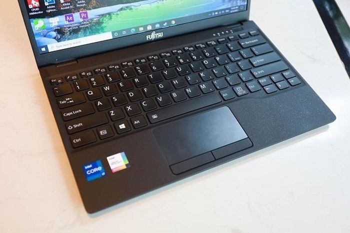 Experience the Fujitsu UH-X - the world's lightest high-end laptop Picture 4