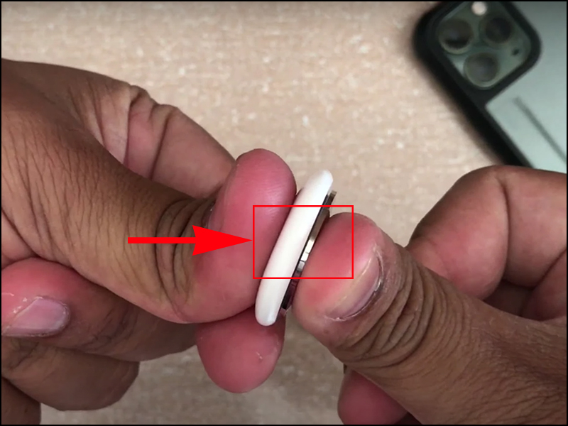 How to check battery capacity and replace battery Apple AirTag Picture 5