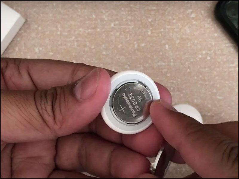 How to check battery capacity and replace battery Apple AirTag Picture 6