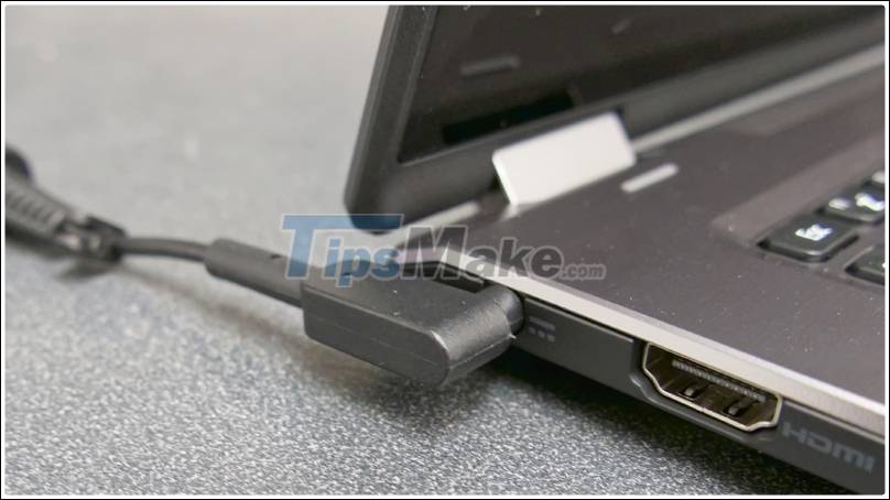 Is it okay to charge the battery while using the laptop? Do you make battery bottles? Picture 5