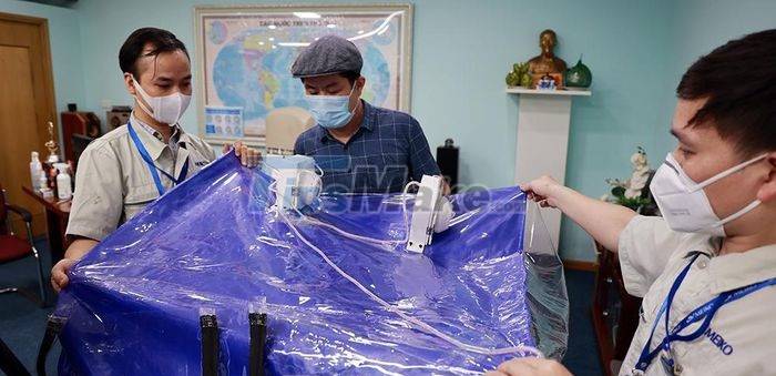 Picture 4 of COVID-19 Portable 'safely isolated sampling chamber' in Vietnam