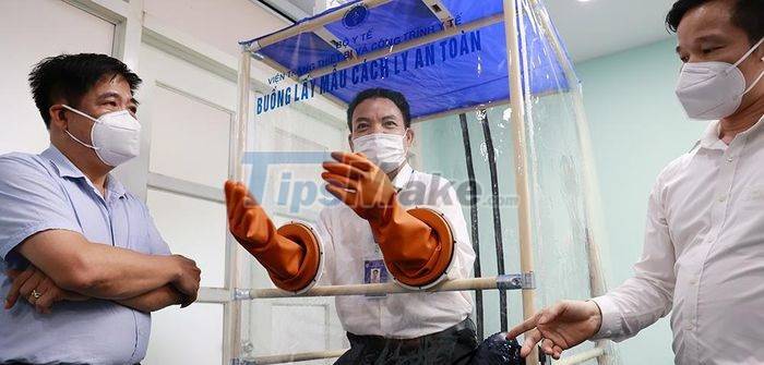 Picture 7 of COVID-19 Portable 'safely isolated sampling chamber' in Vietnam