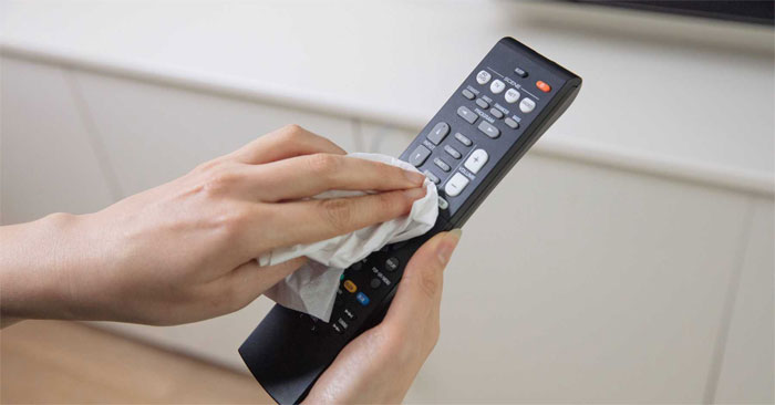 Steps to clean TV remote Picture 1