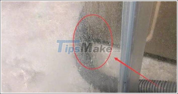 Tips to clean stains, calcium deposits on bathroom glass walls Picture 1