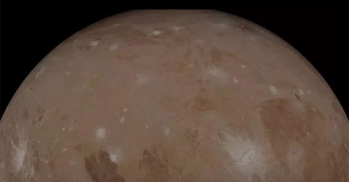 stunning-photos-of-the-largest-moon-in-the-solar-system