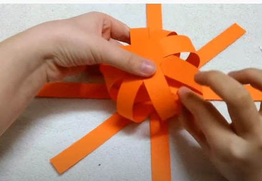 Steps to make a Halloween pumpkin with paper Picture 2