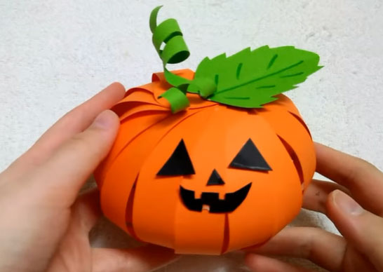 Steps to make a Halloween pumpkin with paper - TipsMake.com