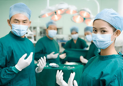 Why does the doctor in the operating room wear a blue shirt, while the doctor in the examination room wears a white shirt? Picture 2