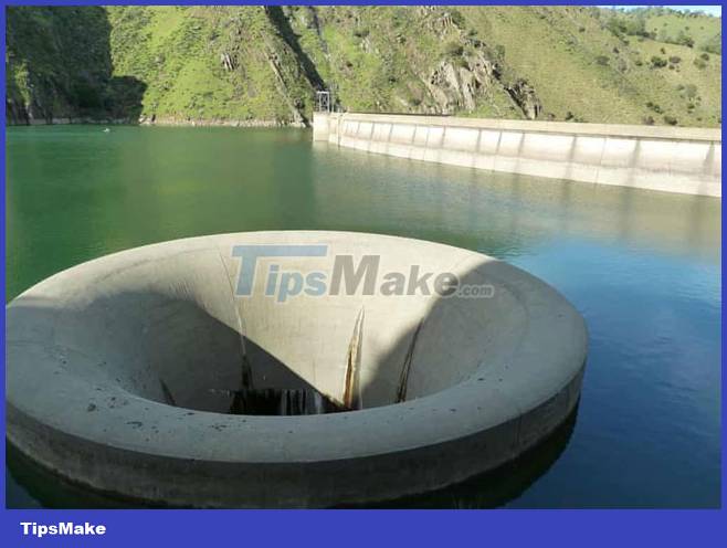 Explore Glory Hole, a man-made 'monster' hole Picture 3