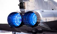 Why do American jet engines emit red flames while Russian jets emit blue flames?