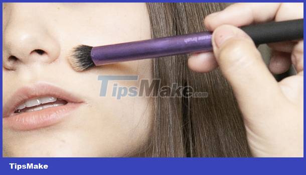 Hide blemishes with lipstick Picture 1