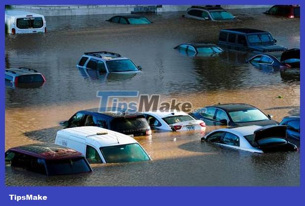 Houses are so heavy that the whole city sinks Picture 2