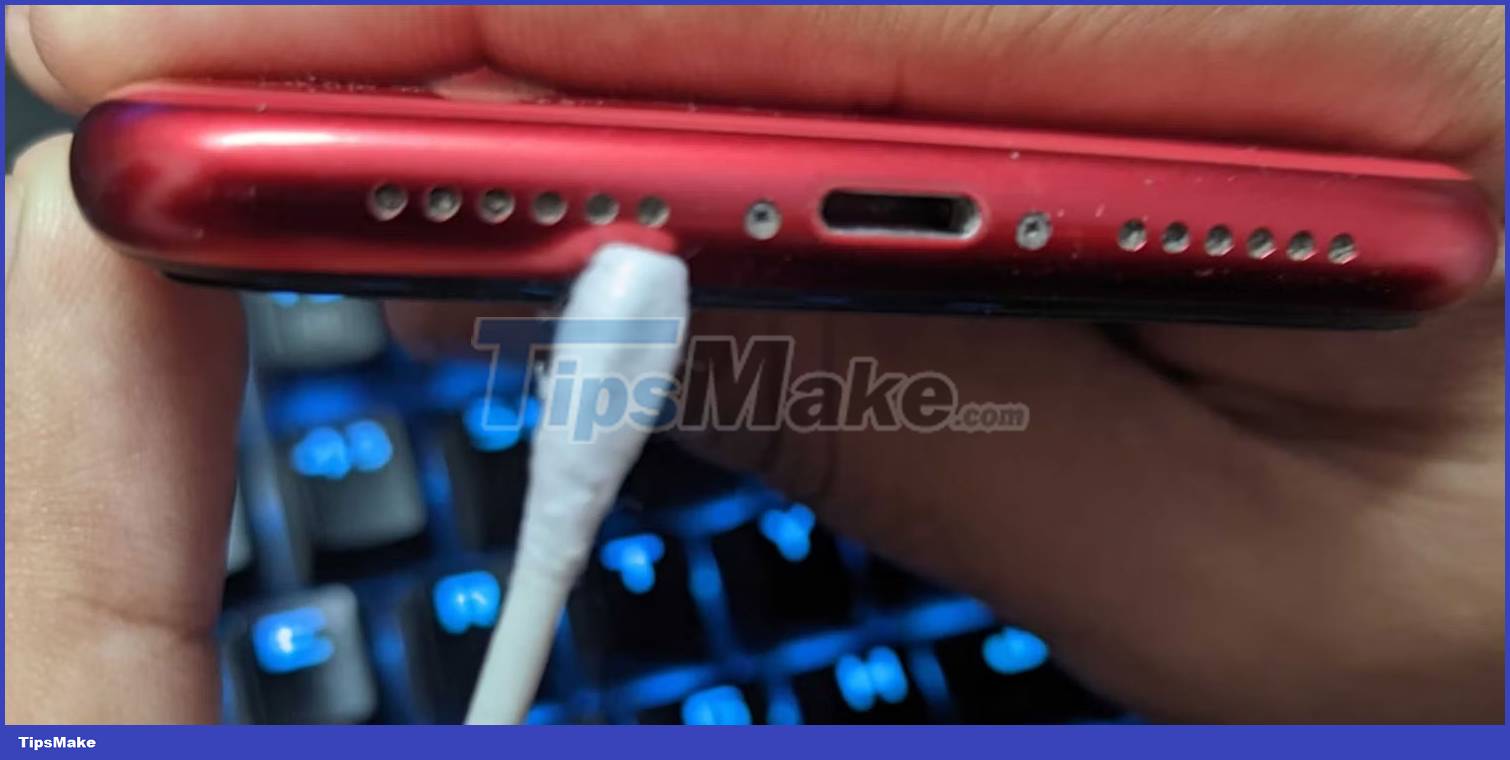 How to clean iPhone speakers Picture 2