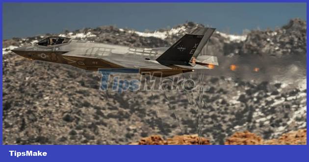 Shockwave image 'bends light' around F-35C Picture 3