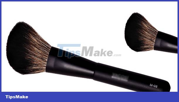 Use the right brush when applying makeup Picture 4