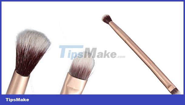 Use the right brush when applying makeup Picture 5