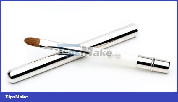 Use the right brush when applying makeup Picture 6