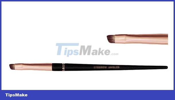 Use the right brush when applying makeup Picture 7