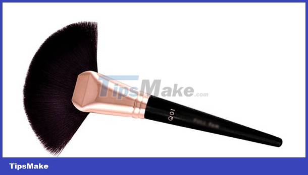 Use the right brush when applying makeup Picture 8
