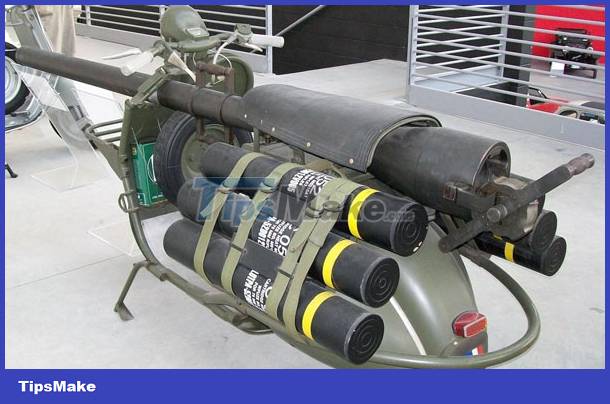 Vespa car with anti-tank cannon Picture 3