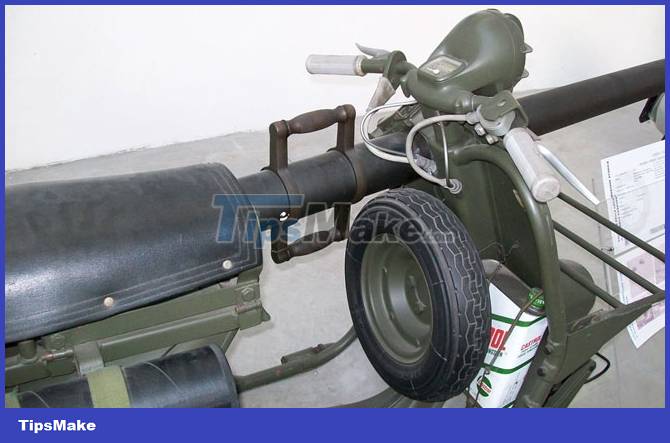 Vespa car with anti-tank cannon Picture 4