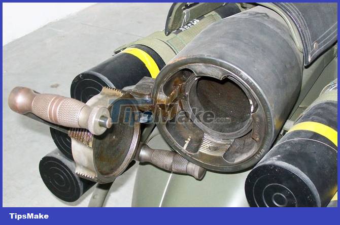 Vespa car with anti-tank cannon Picture 5