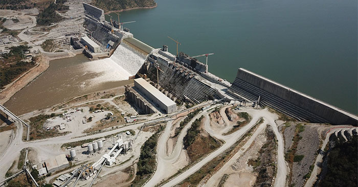 The $ 5 Billion Super Dam Blocks the Longest River in the World