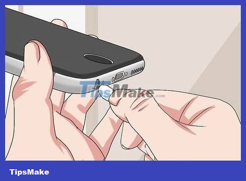 How to Clean the Headphone Jack Picture 6