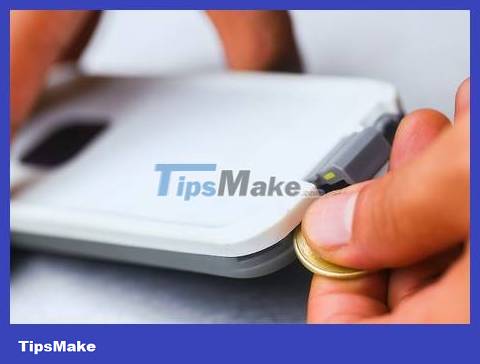 How to Remove a Lifeproof Waterproof Case Picture 4