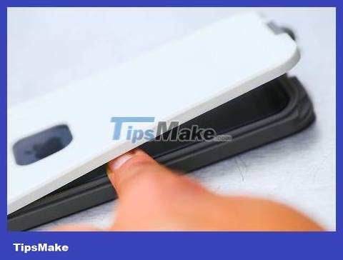 How to Remove a Lifeproof Waterproof Case Picture 6
