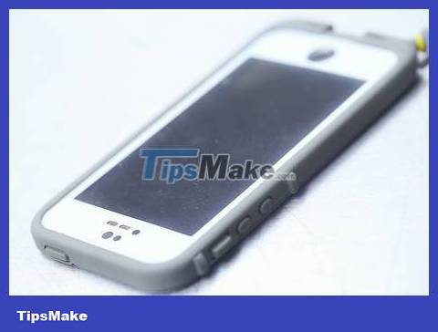 How to Remove a Lifeproof Waterproof Case Picture 8