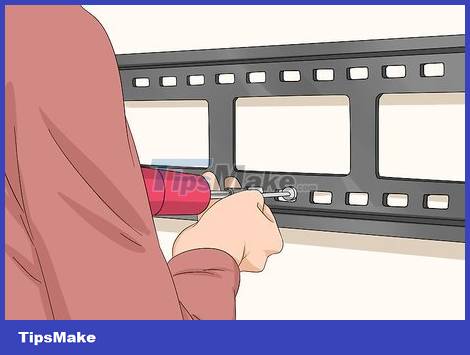 How to Remove a TV from a Mount Picture 11