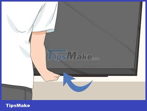 How to Remove a TV from a Mount Picture 3