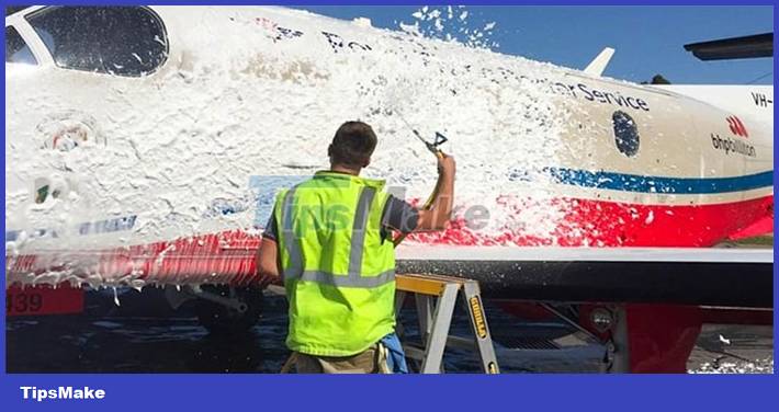 How are planes cleaned? Picture 1