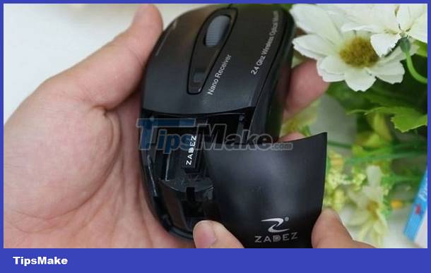 How to fix the error of the screen automatically pulling down on the computer? Picture 3