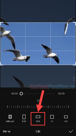 Instructions for cutting, flipping, and rotating videos using CapCut Picture 8