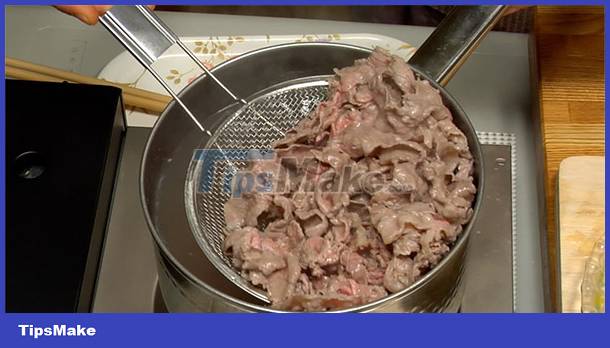 Instructions for making sour enoki mushroom and beef soup Picture 2