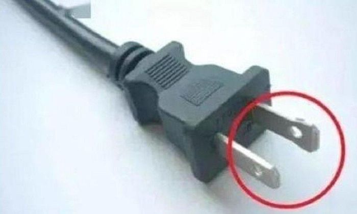 The reason is that there are two round holes on the flat power plug Picture 1