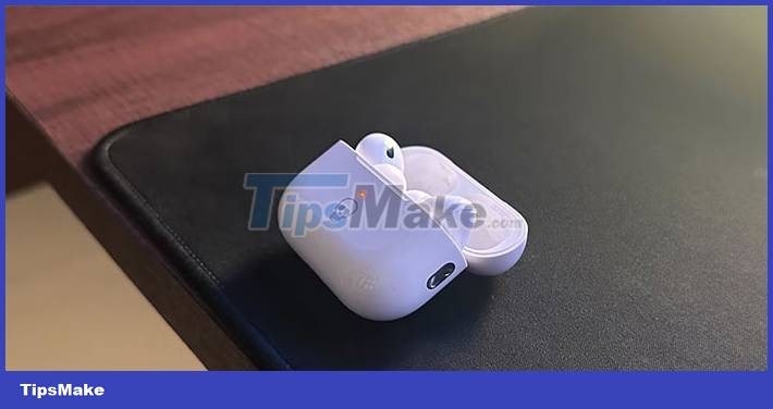 What do the 3 indicator light colors on the AirPods charging box mean? Picture 3