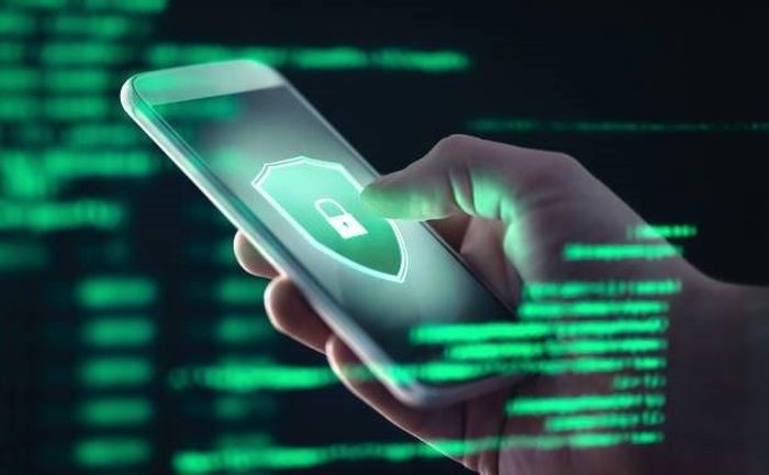 What should Iphone users do when they are attacked by spyware before warning information from Apple? Picture 1