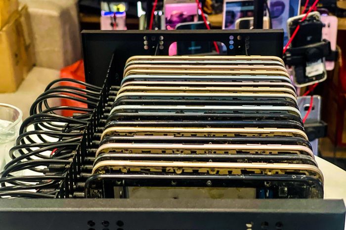 Photo of Breaking into the Phone Farm factory creates millions of views on TikTok and Facebook
